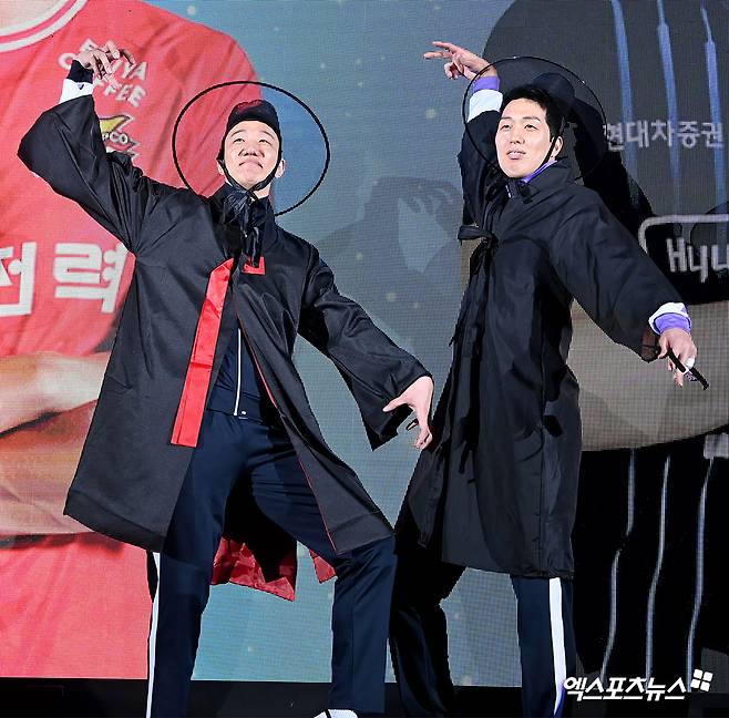 남자프로배구 한국전력의 신영석(왼쪽)이 25일 강원도 춘천 호반 체육관에서 열린 진에어 2025-2026 V리그 올스타전 선수 입장 때 현대캐피탈 최민호와 넷플릭스 애니매이션 '케이팝 데몬 헌터스'의 캐릭터 사자 보이스 퍼포먼스를 선보였다. 사진 고아라 기자