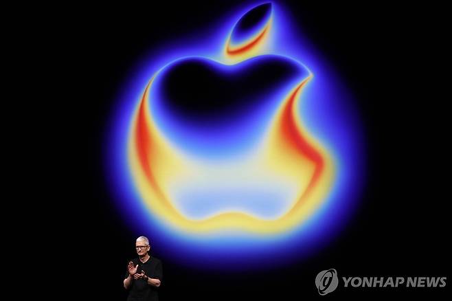 새 아이폰 소개하는 애플 팀 쿡 팀 쿡 애플 최고경영자(CEO)가 지난해 9월 미 캘리포니아 쿠퍼티노 본사의 스티브 잡스 극장에서 개최한 새 아이폰 출시 행사에서 발언하고 있다. [EPA=연합뉴스 자료사진]