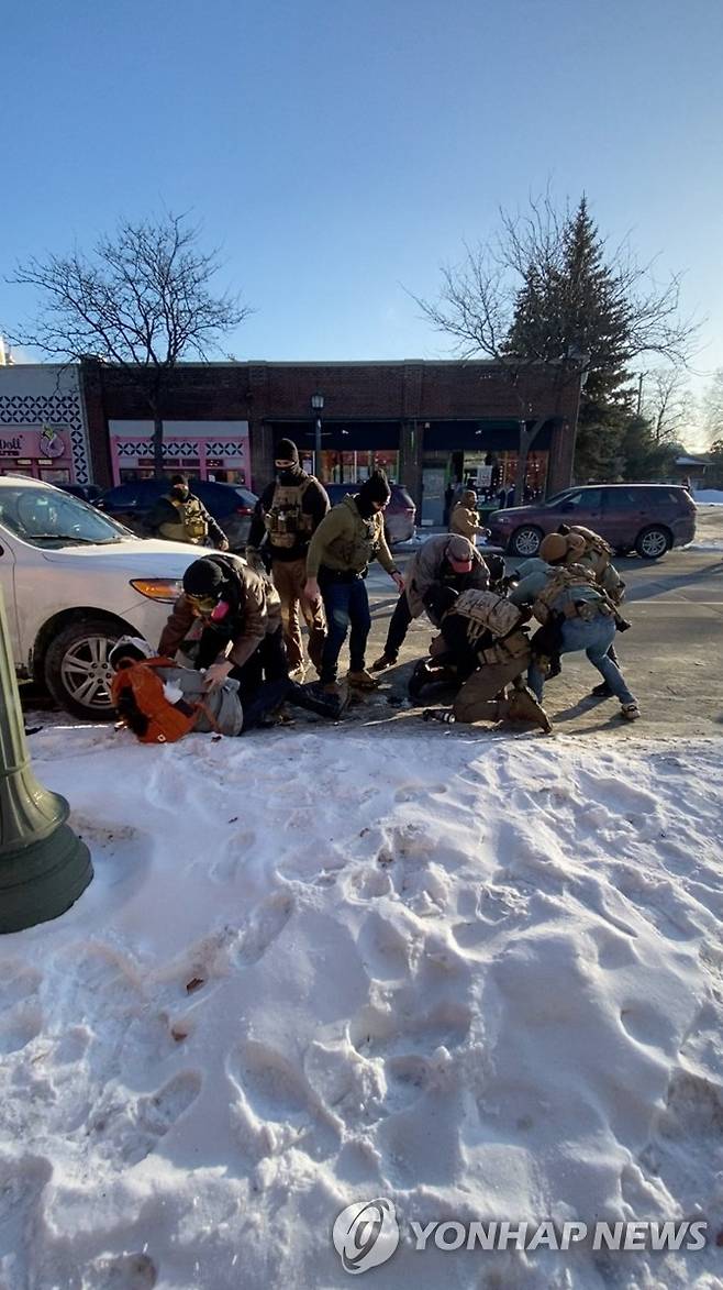 이민당국 요원들에게 제압당한 뒤 5초 동안 최소 10발의 총을 맞고 숨진 제프리 프레티 [AP 연합뉴스. 재판매 및 DB 금지]