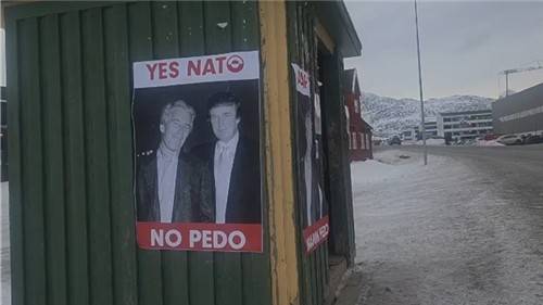 누크 버스 정류장에 붙은 반(反) 트럼프 포스터 (누크=연합뉴스) 현윤경 특파원 = 24일 누크 미성년 성착취범 엡스타인과 나란히 찍은 젊은 시절 트럼프 대통령