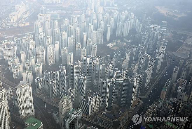 서울 송파구 롯데월드타워에서 바라본 한강변 아파트 단지 모습 [연합뉴스 자료사진]