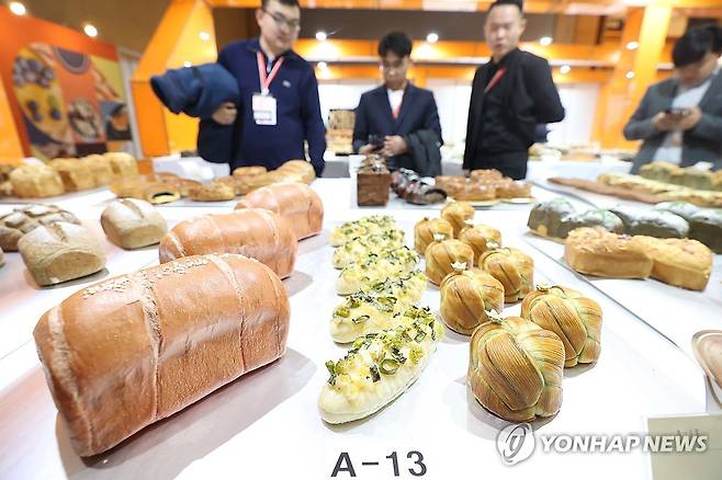 베이커리페어에서 참관객들이 전시를 둘러보고 있는 모습 [연합뉴스 자료사진] *기사와 관련이 없는 자료사진입니다.