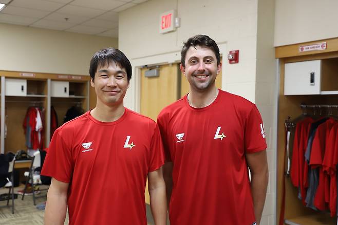 SSG 유니폼을 입은 다케다(왼쪽)와 베지니아노 [SSG 랜더스 제공. 재판매 및 DB 금지]