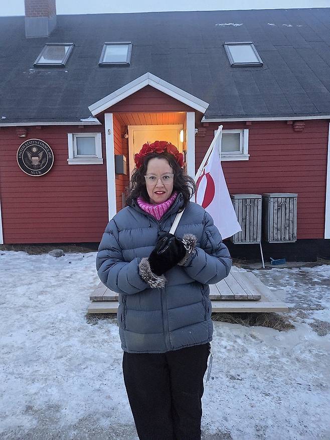 미국 영사관 앞에서 1인 시위에 나선 그린란드 주민 (누크=연합뉴스) 현윤경 특파원 = 24일 그린란드 주민 아비아크 브란트 씨가 누크 주재 미국 영사관 앞에서 항의시위를 하고 있다 2026.1.25 ykhyun14@yna.co.kr