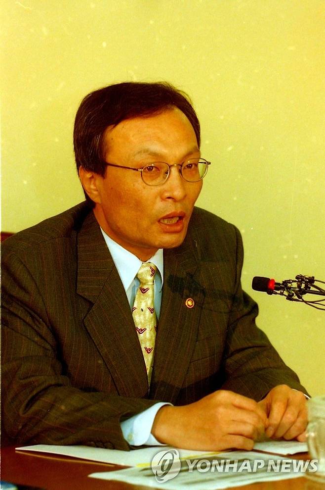 교육부 장관 시절의 고(故) 이해찬 민주평화통일자문회의 수석부의장 [연합뉴스 자료사진]