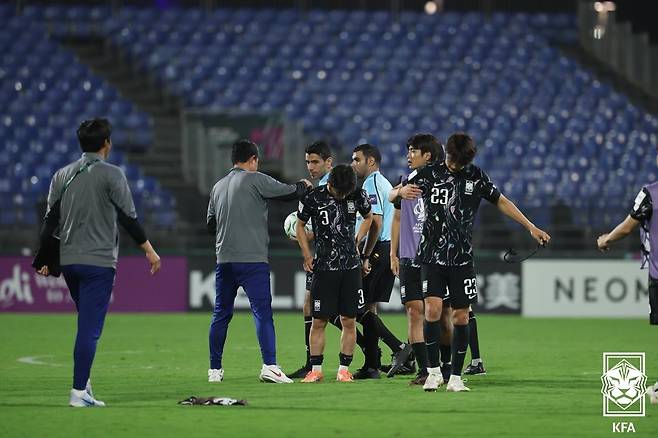 선수들을 위로하는 U-23 대표팀 코칭스태프 [대한축구협회 제공. 재판매 및 DB 금지]