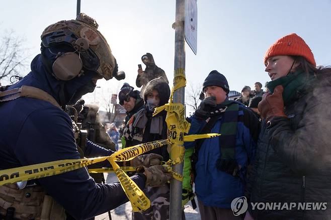 연방 이민 단속 요원에게 항의하는 미니애폴리스 시민들 [로이터=연합뉴스]