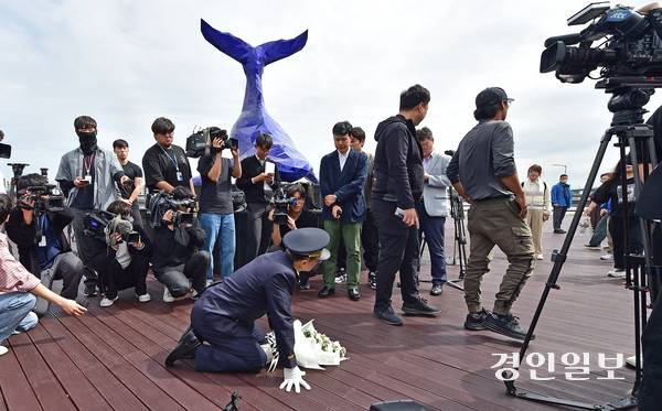 인천 옹진군 영흥면 하늘고래전망대에서 고 이재석 경사 순직 당시 당직 팀장 A경위가 유가족에게 무릎을 꿇고 사죄하고 있다. /경인일보DB