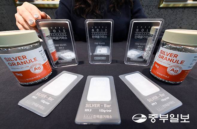최근 안전 자산에 대한 투자 열기가 지속되면서 국제 은 가격이 사상 최초로 온스 당 100 달러를 돌파한 가운데 26일 오후 수원시 장안구 한국금거래소 골드쉘 수원장안점에서 관계자가 은 관련 제품들을 선보이고 있다. 임채운기자