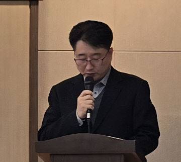 한연환 국민통합포럼 사무총장이 진행사회를 맡고 있다,