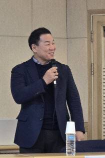 차재권 국민통합포럼 공동대표가 지역 통합의 논의 현황과 성공 요건에 대해 발제하고 있다.