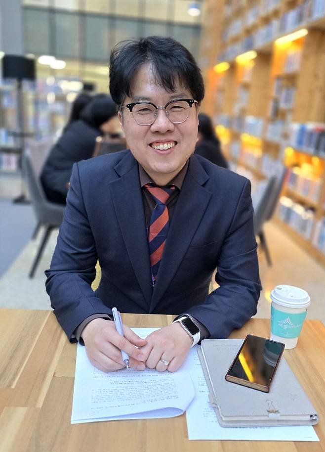 세종시청 내 AI 전문 공직자로 통하는 석명섭 세종시 미래산업과 주무관이 미소를 짓고 있다. /사진=이은지 기자