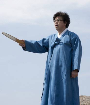 국가무형문화재 제5호 판소리 춘향가 이수자인 배일동 명창.