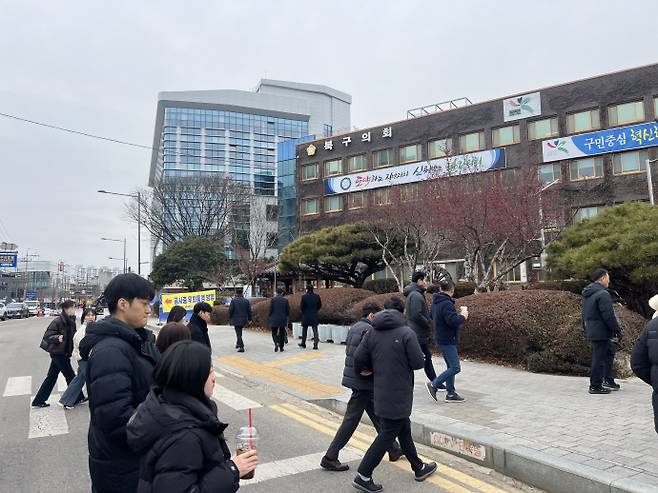 광주광역시 북구는 신청사 건립을 마무리하고 26일부터 5개국 17부서가 신청사에서 업무를 시작한다. 사진은 신청사와 구청사 전경. /박건우 기자