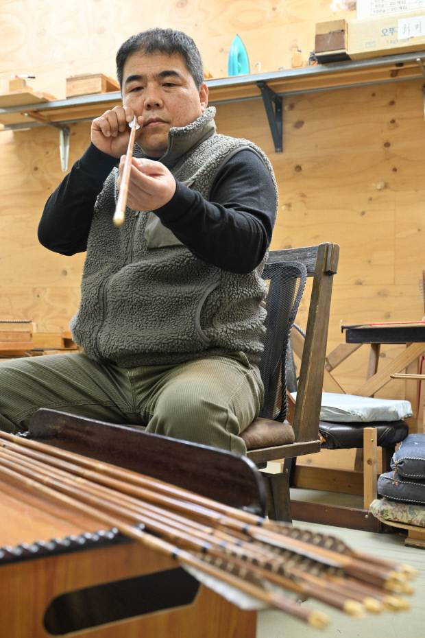 김철호 광양 궁시 전승교육사가 대나무의 결을 확인하고 있다.
