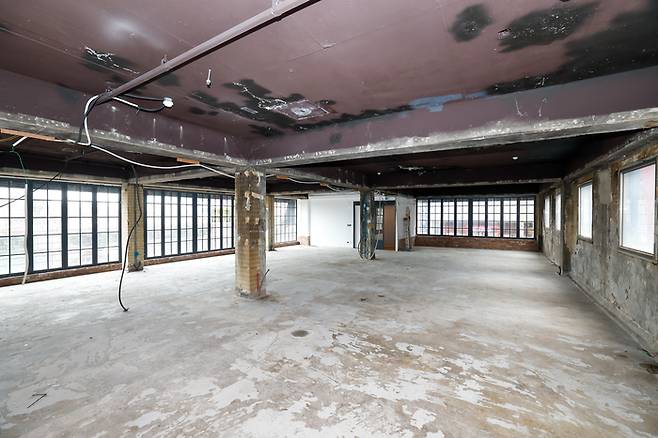 26일 찾은 울산 중구 만남의 거리에 위치한 '예술공장 성남02'의 철거 중인 내부 모습. 최지원 기자