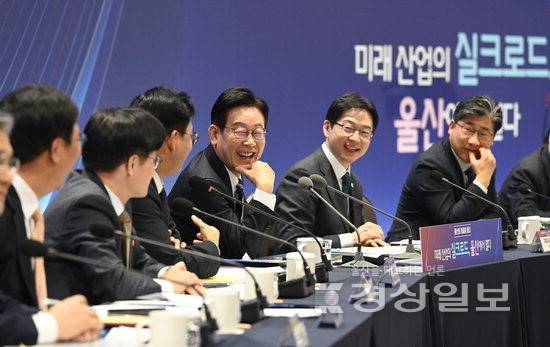 ▲ 이재명 대통령은 지난 23일 울산전시컨벤션센터(UECO)에서 '울산의 마음을 듣다'라는 주제로 김두겸 울산시장 등 200명의 울산 시민이 참석한 가운데 새해 첫 타운홀미팅을 개최했다. 김경우기자