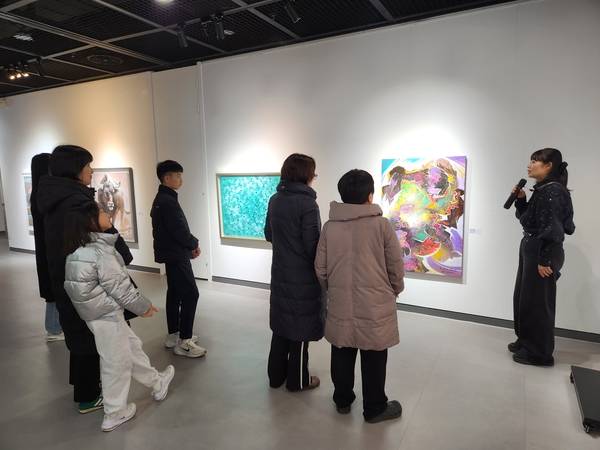 2월 12일까지 경남문화예술회관 제1·2전시실 전관에서 <2026 경남원로작가 특별기획전-끝없는 열정과 여정>이 열린다. 25일 오후 4시 30분 전시 해설이 진행되고 있다. /류민기 기자