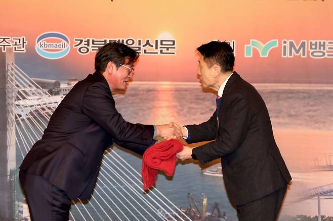 박종호 재경 포항향우회장이 이강덕 시장에게 목도리를 전달하며 감사를 전했다. /이용선기자 photokid@kbmaeil.com