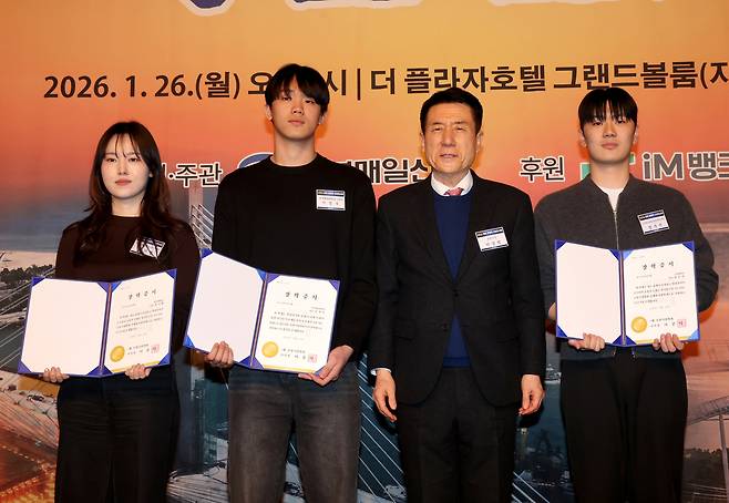 이 시장이 지역 출신 대학생 정우석(고려대 4년), 권기쁨(성균관대 2년), 이정우(한국체대 1년) 등 3명에게 각 200만 원의 장학금을 수여하고 기념촬영을 하고 있다. /이용선기자 photokid@kbmaeil.com