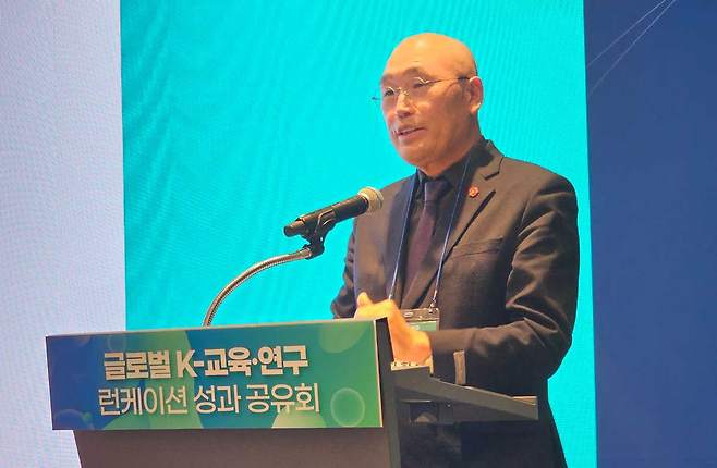 제주관광대학교 RISE사업단은 26일 메종글래드제주 크리스탈홀에서 '글로벌 K-교육·연구 런케이션 성과 공유회'에서 발표하고 있는 진희종 제주평생교육진흥원장. ⓒ제주의소리