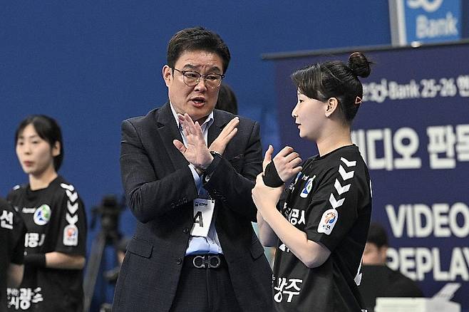 지난 24일 부산시설공단과의 경기에서 지시를 내리고 있는 오세일 감독. 한국핸드볼연맹 제공