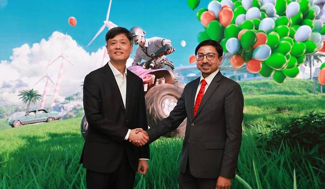 23일 강남구에 있는 크래프톤 서울 본사에서 (왼쪽부터)장병규 크래프톤 이사회 의장과 고랑랄 다스(Gourangalal Das) 주한인도대사가 환담에 앞서 악수를 하고 있다.(사진제공=크래프톤)