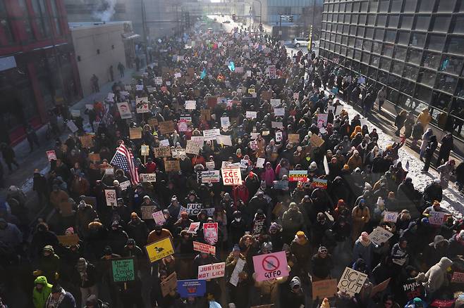 미국 미네소타주 미니애폴리스에서 25일(현지시간) 이민세관단속국(ICE)에 항의하는 시위가 벌어지고 있다. (미니애폴리스(미국)/AP연합뉴스)