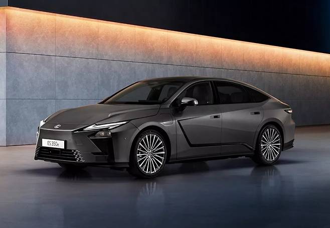 렉서스의 준대형 세단 ES의 전기차 버전인 ES 350e 모델이 국내 시장에 출시될 예정으로 알려졌다. / 렉서스