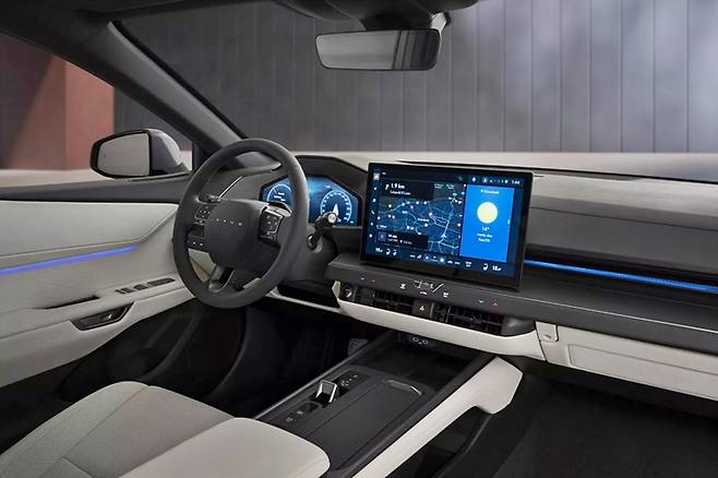 렉서스 ES 전기차 실내 인테리어는 깔끔한 모습이다. / 렉서스