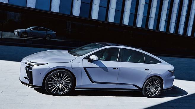 렉서스 전기차 ES 350e의 차체 크기는 경쟁 모델로 꼽히는 BMW i5보다 크다. / 렉서스