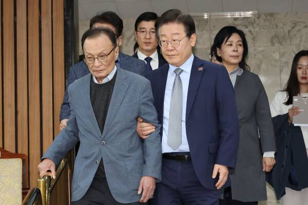 국무총리를 지낸 이해찬 민주평화통일자문회의 수석부의장이 25일 베트남에서 치료 중 별세했다고 민주평통이 밝혔다. 향년 73세. 사진은 2024년 11월 13일 국회에서 당시 이해찬 상임고문이 더불어민주당 이재명 대표와 함께 외교안보통일자문회의 출범식에 참석하는 모습. 2026.1.25. 연합뉴스 자료사진