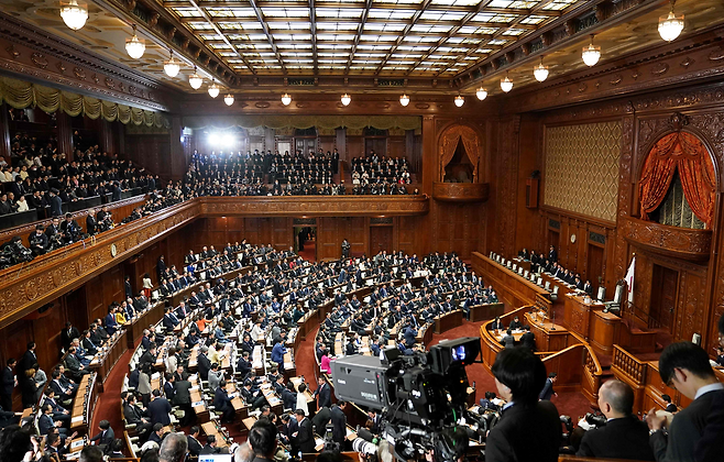 지난 23일 일본 도쿄 국회의사당에서 열린 중의원 본회의의 중의원 해산 직전의 모습