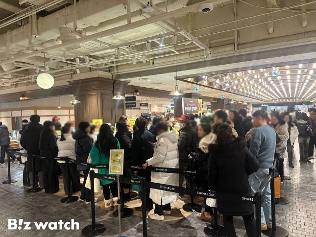 신세계백화점 타임스퀘어점 지하 1층 식품관에서 고객들이 '두쫀쿠'를 구입하기 위해 긴 줄을 서고 있다. / 사진=정혜인 기자 hij@