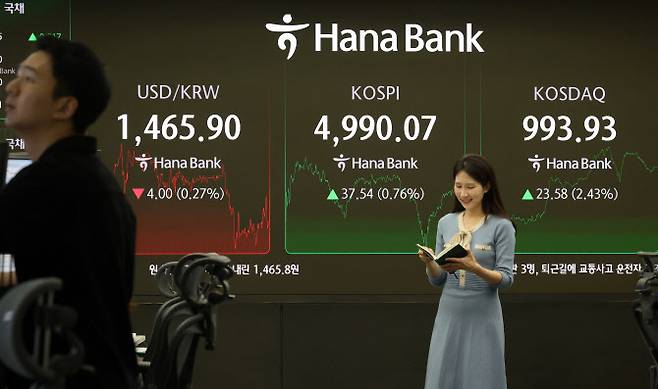 코스피가 전 거래일(4952.53)보다 37.54포인트(0.76%) 오른 4990.07에 마감한 23일 오후 서울 중구 하나은행 딜링룸 전광판에 지수가 표시되고 있다.(사진=뉴시스)