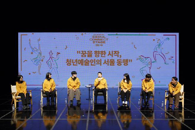 26일 서울 성북구 서울연극창작센터에서 열린 '2026 서울 커넥트 스테이지' 개막식에서 오세훈(가운데) 서울시장이 청년예술인과의 대담 '꿈을 향한 시작, 청년예술인의 서울 동행' 중 발언하고 있다. (사진=서울문화재단)