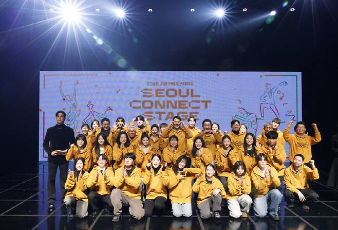 26일 서울 성북구 서울연극창작센터에서 열린 '2026 서울 커넥트 스테이지' 개막식에서 오세훈 서울시장과 청년예술인들이 기념사진을 촬영하고 있다. (사진=서울문화재단)