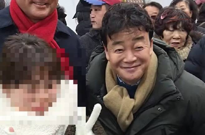 24일 경북 상주시에서 열린 2026 상주곶감축제에 참석한 백종원 더본코리아 대표가 시민과 함께 사진을 찍고 있다.  (사진=유튜브 트로트공작소)