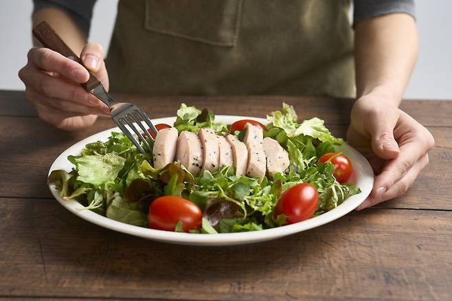 닭가슴살을 조리할 때 인내심을 가지면 부드럽게 즐길 수 있다. 사진=게티이미지뱅크