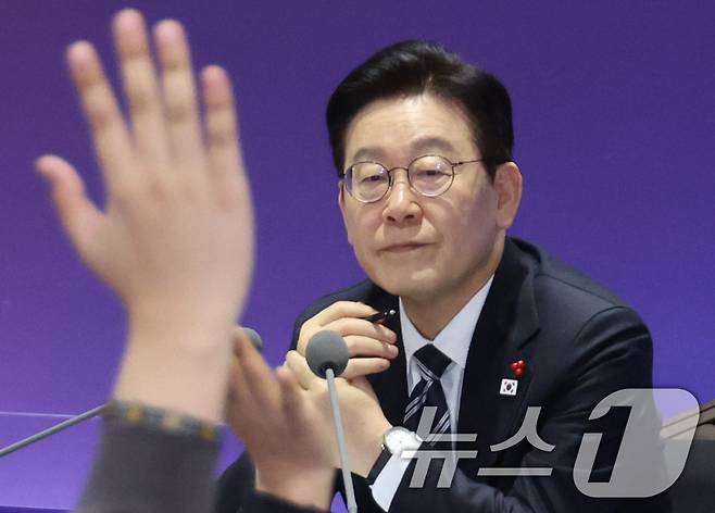 이재명 대통령이 지난 23일 울산전시컨벤션센터에서 열린 '울산의 마음을 듣다‘ 타운홀 미팅에서 참석자를 바라보고 있다. 2026.1.23/뉴스1 ⓒ News1 허경 기자