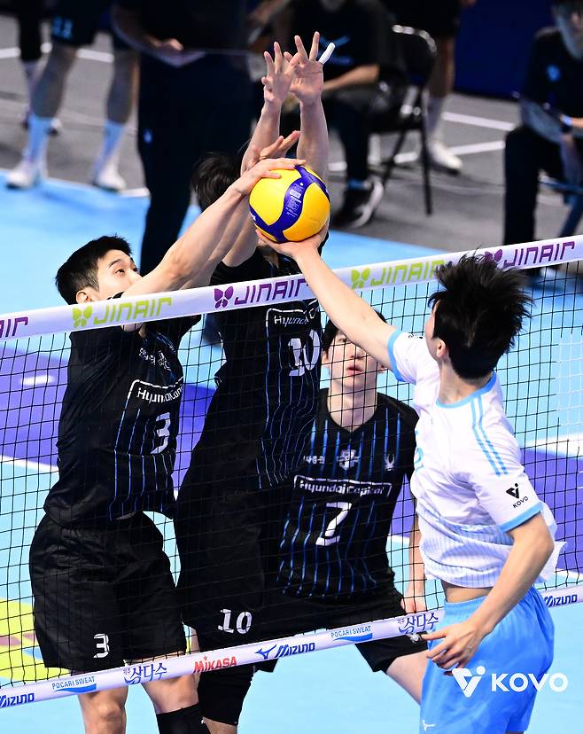 V리그 남자부 선두 자리를 두고 경쟁하는 현대캐피탈과 대한항공. (KOVO 제공)