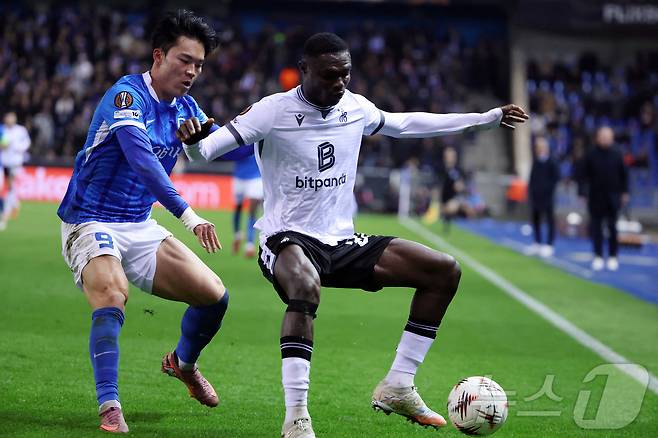 수비수와 몸싸움을 하는 오현규(왼쪽)l ⓒ 로이터=뉴스1