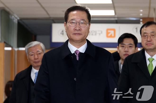 박성재 전 법무부 장관이 26일 서울 서초구 서울중앙지법에서 열린 내란 중요임무 종사 및 직권남용, 부정청탁금지법 위반 혐의 사건의 첫 공판 기일에 출석하고 있다.(공동취재) 2026.1.26/뉴스1 ⓒ News1 박지혜 기자