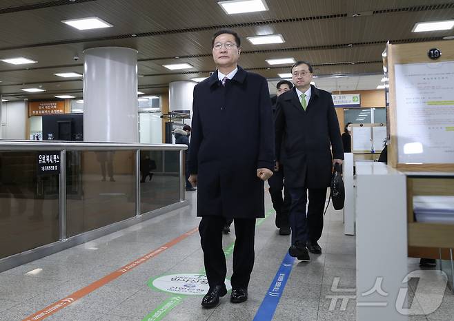 박성재 전 법무부 장관이 26일 서울 서초구 서울중앙지법에서 열린 내란 중요임무 종사 및 직권남용, 부정청탁금지법 위반 혐의 사건의 첫 공판 기일에 출석하고 있다. (공동취재) 2026.1.26/뉴스1 ⓒ News1 박지혜 기자