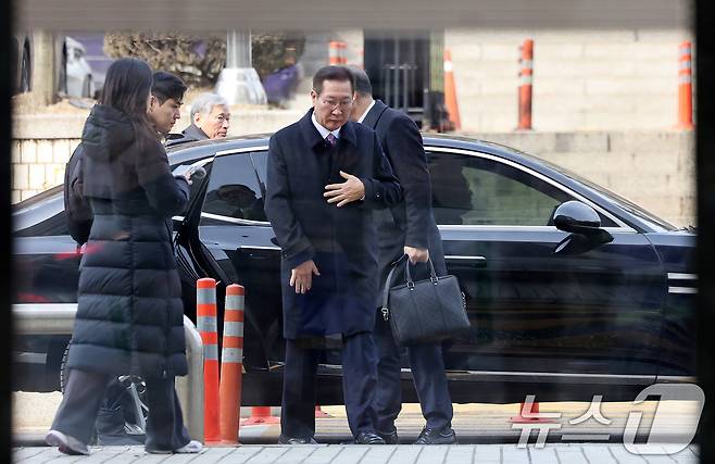 박성재 전 법무부 장관이 26일 서울 서초구 서울중앙지법에서 열린 내란 중요임무 종사 및 직권남용, 부정청탁금지법 위반 혐의 사건의 첫 공판 기일에 출석하고 있다. 2026.1.26/뉴스1 ⓒ News1 박지혜 기자