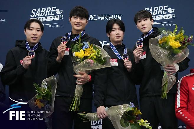 미국 솔트레이크시티 월드컵에서 금메달을 딴 펜싱 남자 사브르 대표팀. 왼쪽부터 박상원, 오상욱, 임재윤, 도경동. (대한펜싱협회 제공)