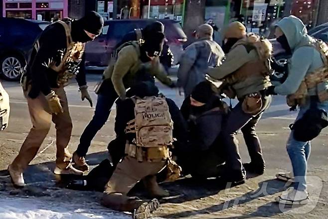 24일(현지시간) 미국 미네소타주 미니애폴리스에서 이민세관단속국(ICE) 요원들이 알렉스 제프리 프레티(37)를 둘러싸 폭행하며 제압하고 있다. 프레티는 생전 미니애폴리스 재향군인 의료시스템에서 중환자실 간호사로 근무했다. 2026.01.24. ⓒ 로이터=뉴스1 ⓒ News1 윤다정 기자