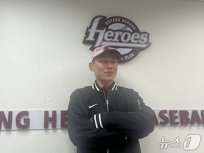 키움 히어로즈로 복귀한 서건창이 26일 경기 고양 국가대표 야구훈련장에서 사진 촬영 포즈를 취하고 있다. 2026.1.26/뉴스1 ⓒ News1 이상철 기자