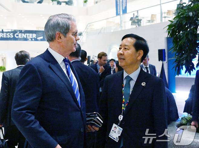 구윤철 부총리 겸  재정경제부 장관이 지난해 10월(현지시간) 미국 워싱턴D.C 국제통화기금(IMF)에서 주요 20개국(G20) 재무장관회의 계기로 스콧 베센트 미국 재무장관을 만나 대화하고 있다. (기재부 제공. 재판매 및 DB 금지) 2025.10.17/뉴스1