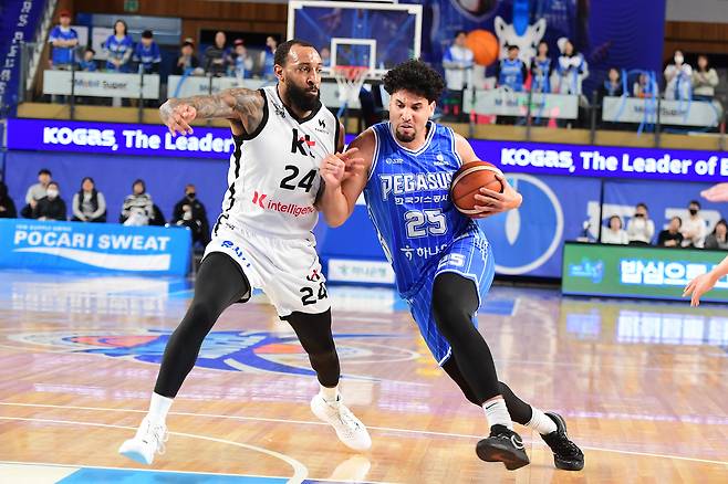 수원 KT의 데릭 윌리엄스(왼쪽)가 26일 대구체육관에서 열린 2025-26 프로농구 경기에서 대구 한국가스공사의 베니 보트라이트를 수비하고 있다. (KBL 제공)